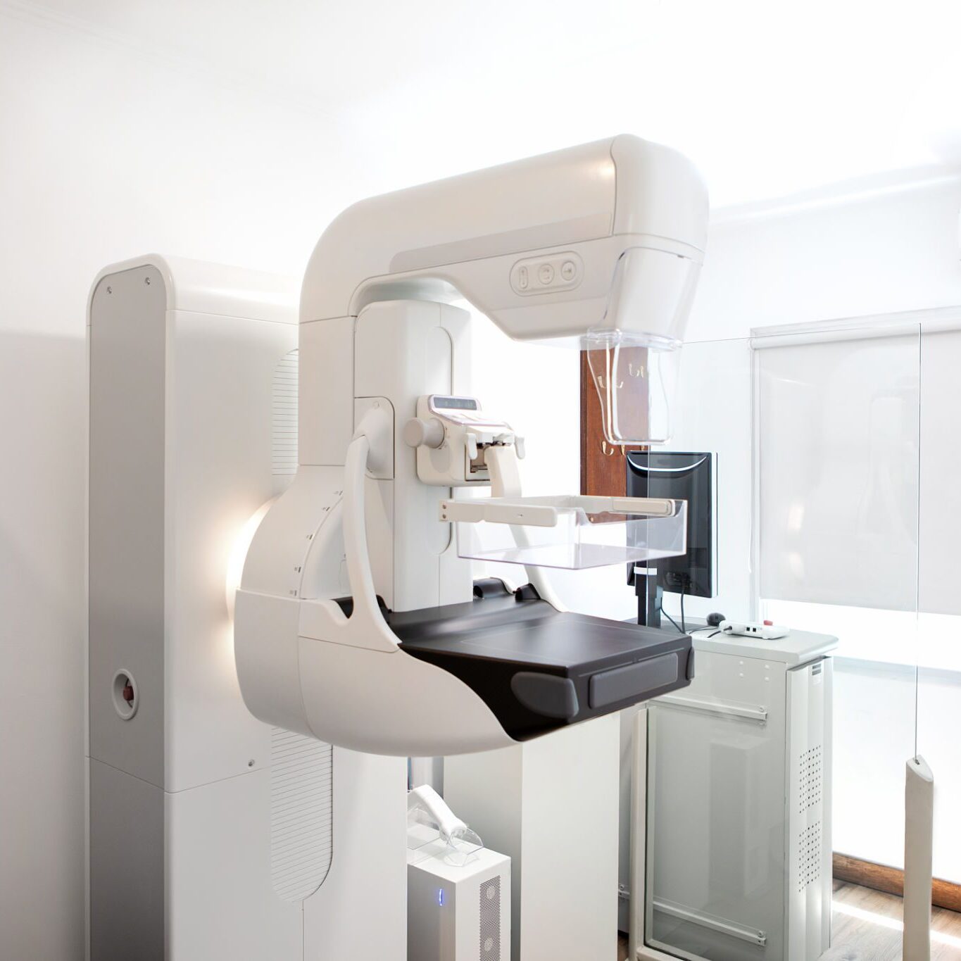 Medical imaging equipment in a bright room.